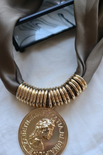 Collar medallón choco