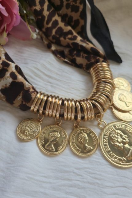 Collar monedas leo